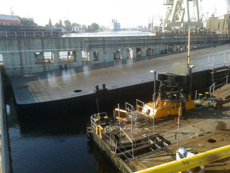 W Szczecinie zwodowano 60-metrowy stalowy ponton dla Holendrów - GospodarkaMorska.pl