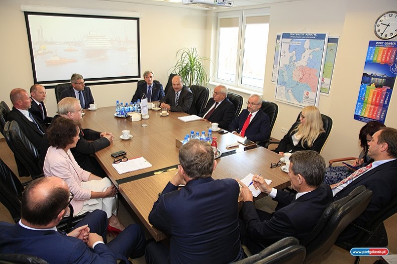 Szefowie 5 resortów polskiej gospodarki z wizytą w Porcie Gdańsk - GospodarkaMorska.pl