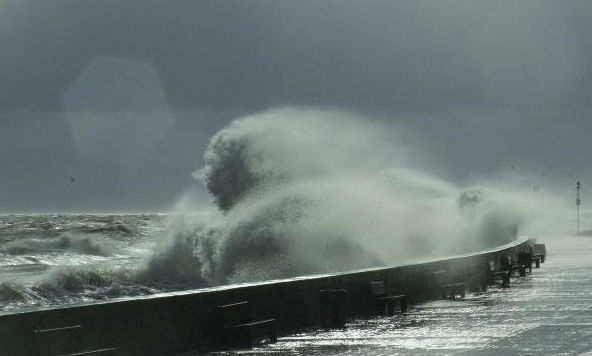 Sztormowa fala zmyła turystę z falochronu - GospodarkaMorska.pl