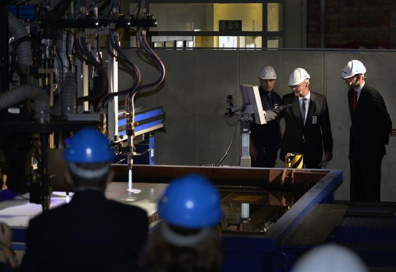 Cięcie pierwszych blach dla okrętu podwodnego Saab Kockums A26 - GospodarkaMorska.pl