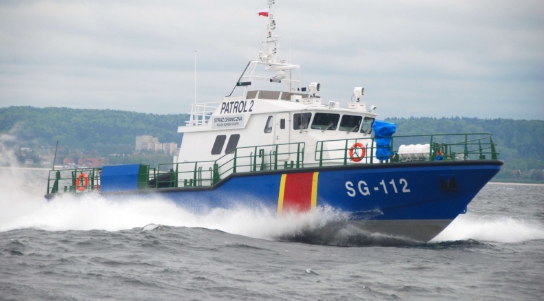Łódź zawrócona z zatoki - GospodarkaMorska.pl