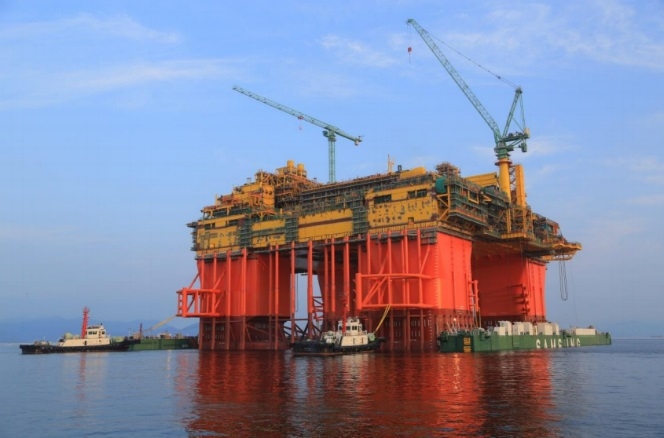 Wodowanie największej na świecie platformy półzanurzalnej - GospodarkaMorska.pl