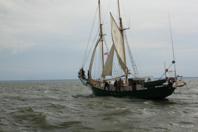 Wyciągnięto wrak jachtu Down North - GospodarkaMorska.pl