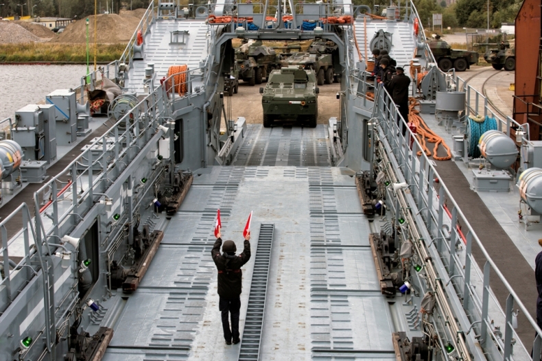 WARGACZ-15. operacja załadunku w Szczecine -  przeciwchemicy w akcji - GospodarkaMorska.pl