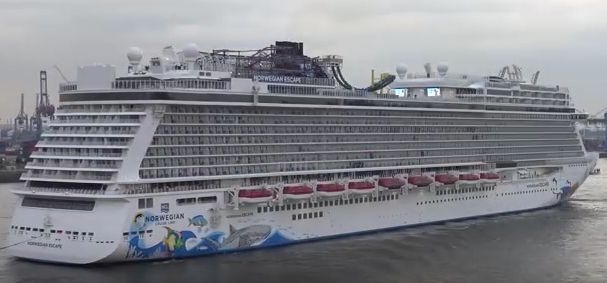 Gigantyczny wycieczkowiec cumuje przy nabrzeżu stoczniowym (wideo) - GospodarkaMorska.pl