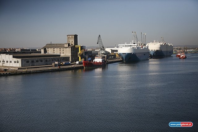 Masa gruzu w Nowym Porcie. Wyburzono stary, ogromny magazyn - GospodarkaMorska.pl