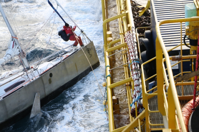 Dramatyczna akcja ratownicza. Załoga lodołamacza uratowała żeglarza i kota (WIDEO) - GospodarkaMorska.pl