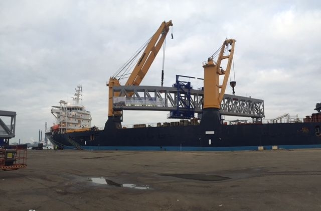 Ogromna suwnica już w drodze (WIDEO) - GospodarkaMorska.pl