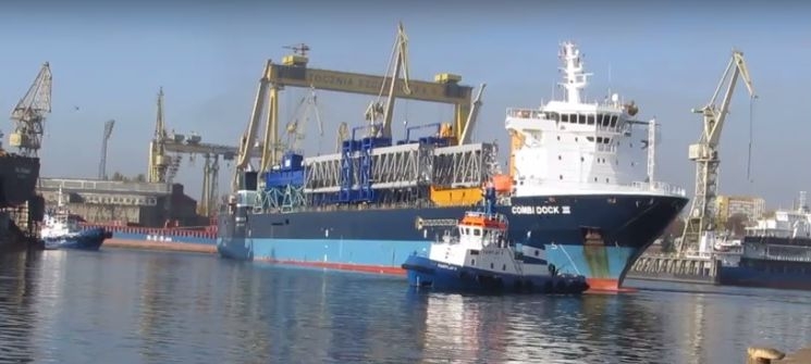 Olbrzymia suwnica już w Szczecinie (wideo) - GospodarkaMorska.pl