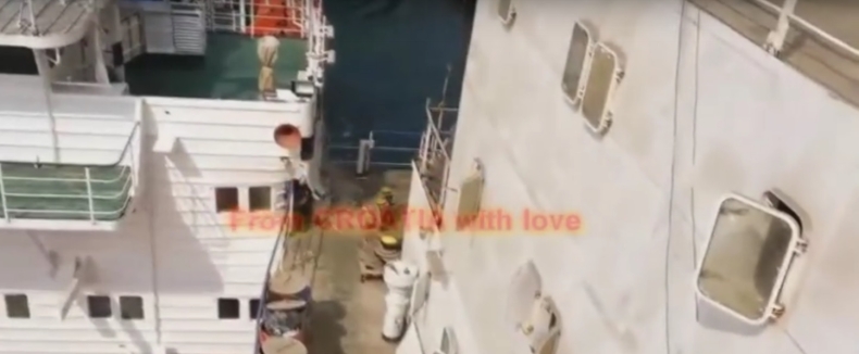 Jak on to zrobił? Statek uderzył w zacumowaną jednostkę (WIDEO) - GospodarkaMorska.pl