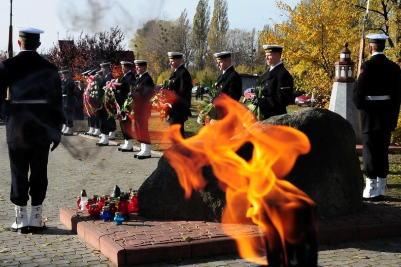 Pamięci tych, którzy odeszli na wieczną wachtę - GospodarkaMorska.pl