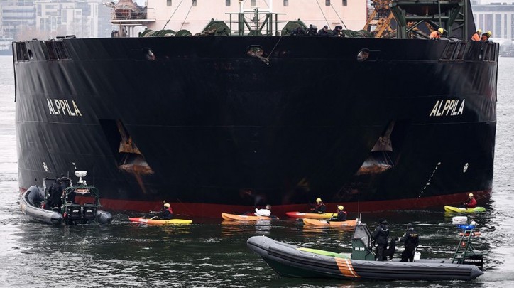 Greenpeace zablokował 155-metrowy statek - GospodarkaMorska.pl