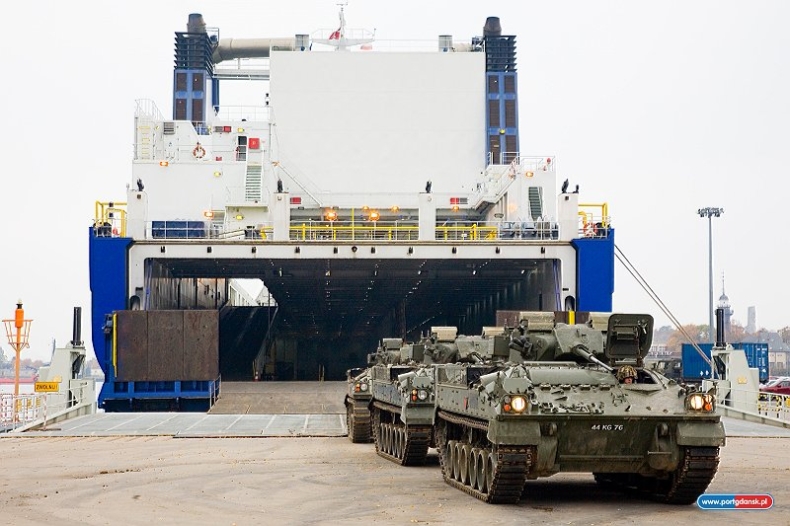 Wielki załadunek czołgów w Porcie Gdańsk (zdjęcia) - GospodarkaMorska.pl