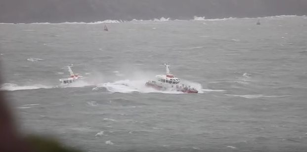 5-metrowe fale i piloci w akcji (wideo) - GospodarkaMorska.pl