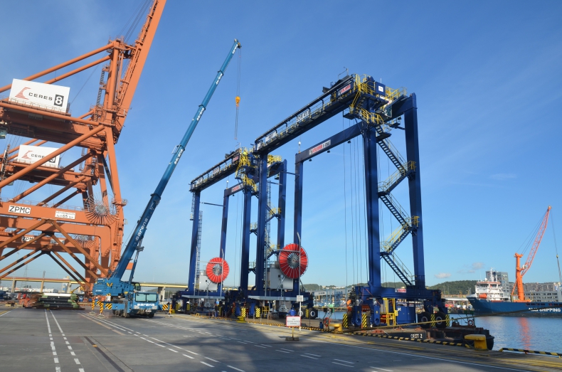 Do Gdynia Container Terminal przypłynęły kolejne elektryczne suwnice placowe - eRTG - GospodarkaMorska.pl