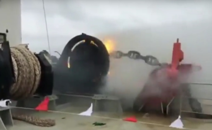 Niekontrolowany spadek łańcucha z kotwicą (wideo) - GospodarkaMorska.pl