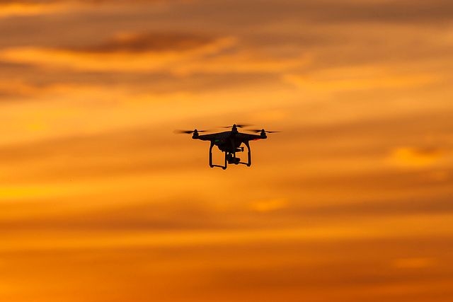 Drony będą kontrolowały emisję siarki przez statki? - GospodarkaMorska.pl