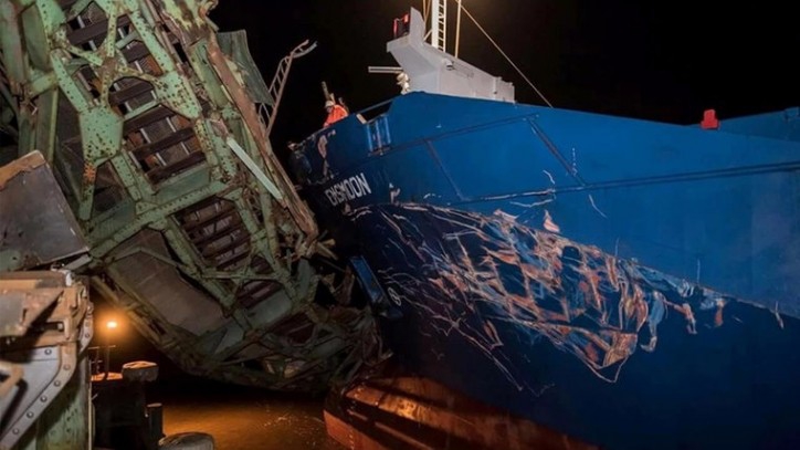 Niecodzienny wypadek: statek zderzył się z mostem! - GospodarkaMorska.pl
