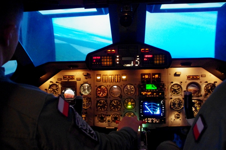 Symulator pomaga ćwiczyć latanie nad lądem i morzem - GospodarkaMorska.pl