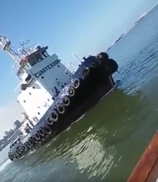 Zderzenie holownika i statku z dziećmi na pokładzie (wideo) - GospodarkaMorska.pl