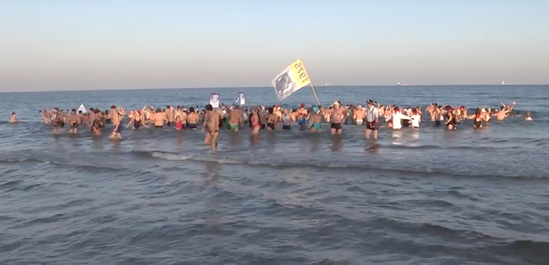 Morskie powitanie Nowego Roku na plaży w Gdańsku (wideo) - GospodarkaMorska.pl