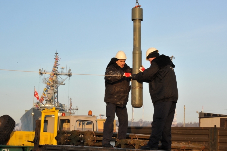 Trening rozładunku rakietowych bomb głębinowych - GospodarkaMorska.pl