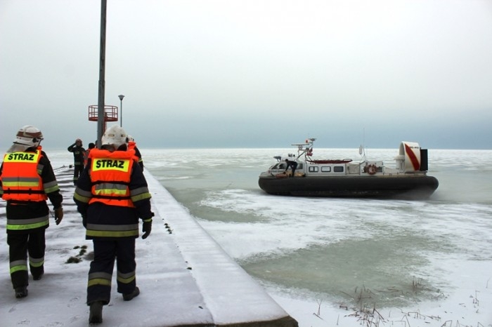 Nie mógł wrócić z lodu, pomogli mu strażnicy graniczni i strażacy - GospodarkaMorska.pl