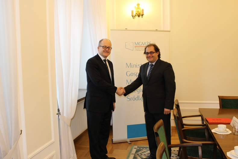 Minister przyjął zaproszenie ambasadora do Islandii - GospodarkaMorska.pl