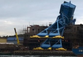 Trwają prace przy podnoszeniu dźwigu w Stoczni Wisła - GospodarkaMorska.pl