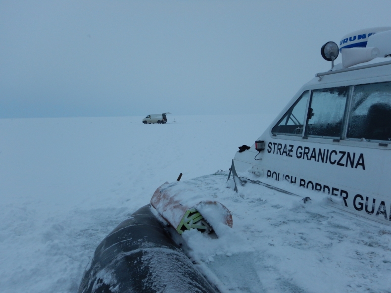 Volkswagenem przejechali przez granicę na Zalewie Wiślanym - GospodarkaMorska.pl