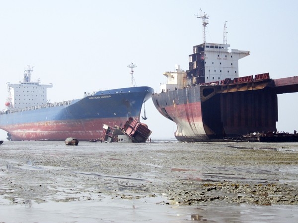 Złomowanie statków w Bangladeszu zbiera kolejne krwawe żniwo - GospodarkaMorska.pl