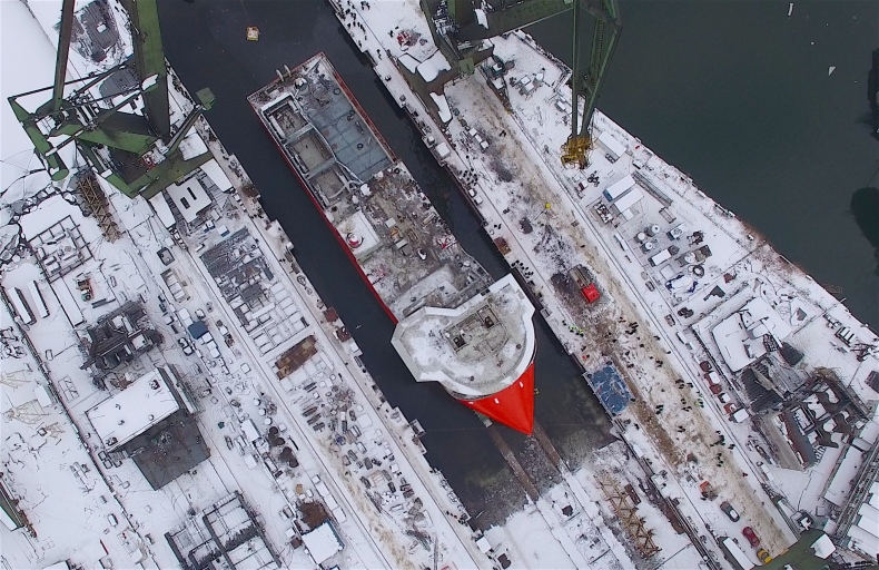 W Naucie zwodowano nowoczesny kadłub statku offshore - GospodarkaMorska.pl
