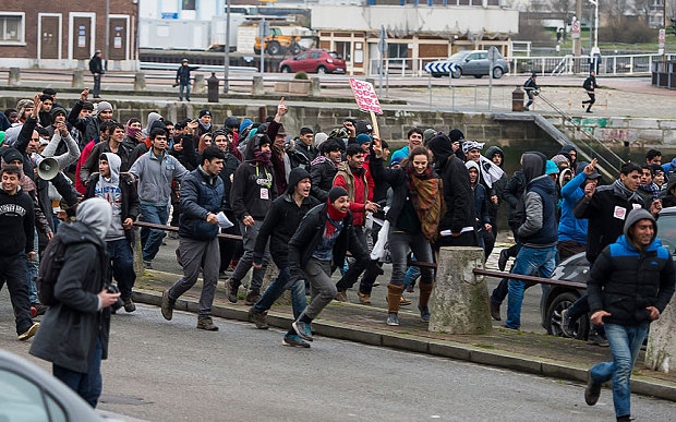 Calais: w sobotę imigranci zaatakowali prom Spirit of Britain - GospodarkaMorska.pl