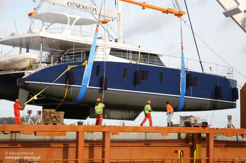 Załadunek luksusowego katamaranu w Gdyni (GALERIA) - GospodarkaMorska.pl