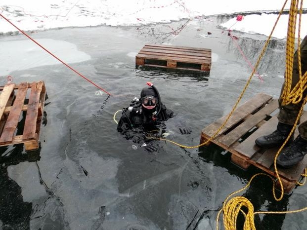 Zimowe szkolenie nurków w nurkowaniu pod wodą - GospodarkaMorska.pl