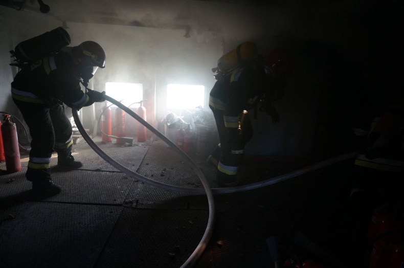 Pożar na pokładzie - ćwiczenia straży pożarnych - GospodarkaMorska.pl