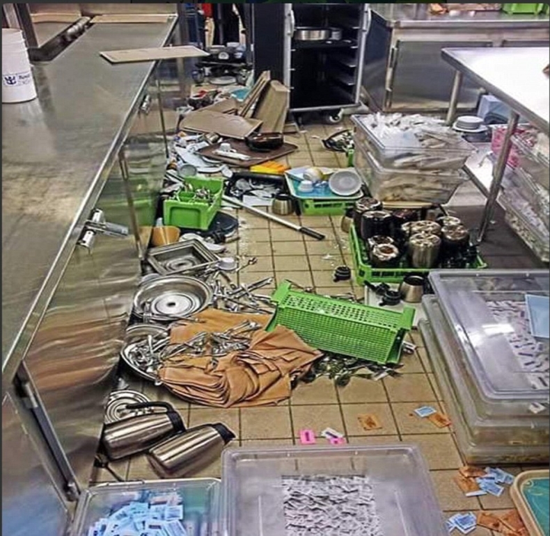 12-metrowe fale i przerażeni pasażerowie. Kłopoty wycieczkowca Anthem of the Seas (wideo) - GospodarkaMorska.pl