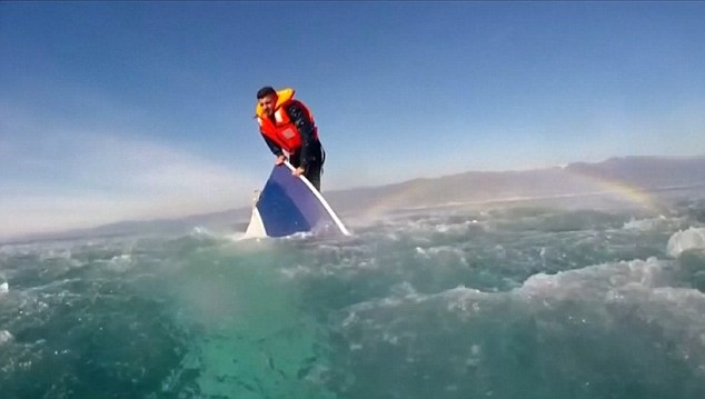 Jedyny uratowany na Morzu Egejskim (wideo) - GospodarkaMorska.pl