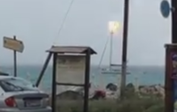 Tak wygląda uderzenie pioruna w wierzchołek masztu żaglówki (wideo) - GospodarkaMorska.pl