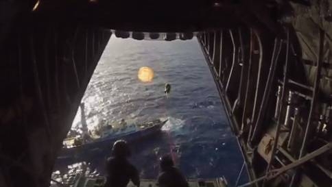 42 osoby uratowane z płonącej jednostki - GospodarkaMorska.pl