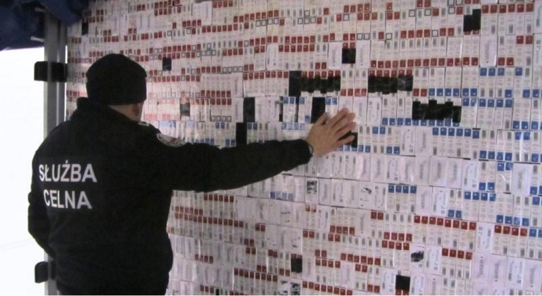 Przemycali papierosy przez terminal promowy w Gdyni - GospodarkaMorska.pl