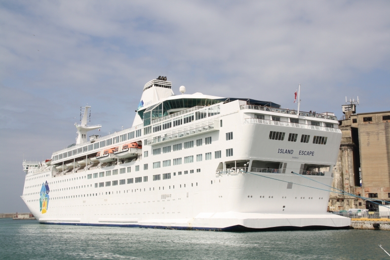 Szwecja wynajmie luksusowy liniowiec dla imigrantów. Koszt? 65 tys. funtów dziennie - GospodarkaMorska.pl