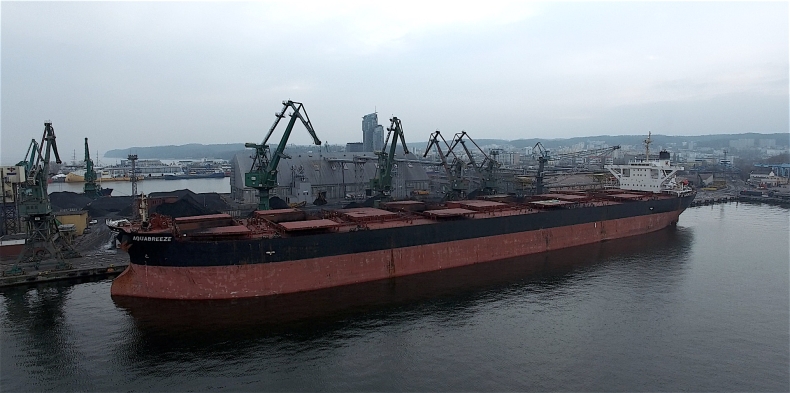 Przy przebudowanym Nabrzeżu Szwedzkim w gdyńskim porcie obsługują gigantyczne masowce (WIDEO) - GospodarkaMorska.pl