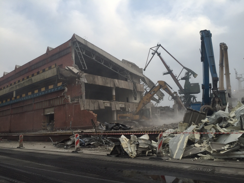 W Porcie Gdynia trwa rozbiórka starych magazynów - GospodarkaMorska.pl