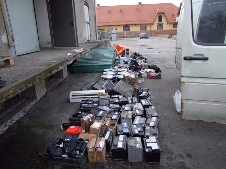 Udaremniony wywóz półtorej tony akumulatorów i złomu - GospodarkaMorska.pl