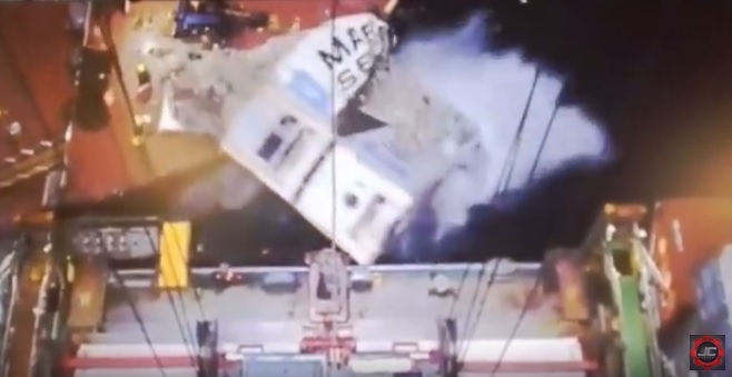 Zmiażdżone kontenery. Niebywały wypadek (wideo) - GospodarkaMorska.pl