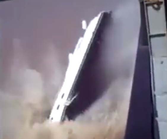 Co za wpadka! Jacht za milion dolarów pikuje do wody podczas załadunku (wideo) - GospodarkaMorska.pl