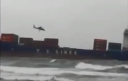 Helikopter rozbił się tuż obok kontenerowca (wideo) - GospodarkaMorska.pl