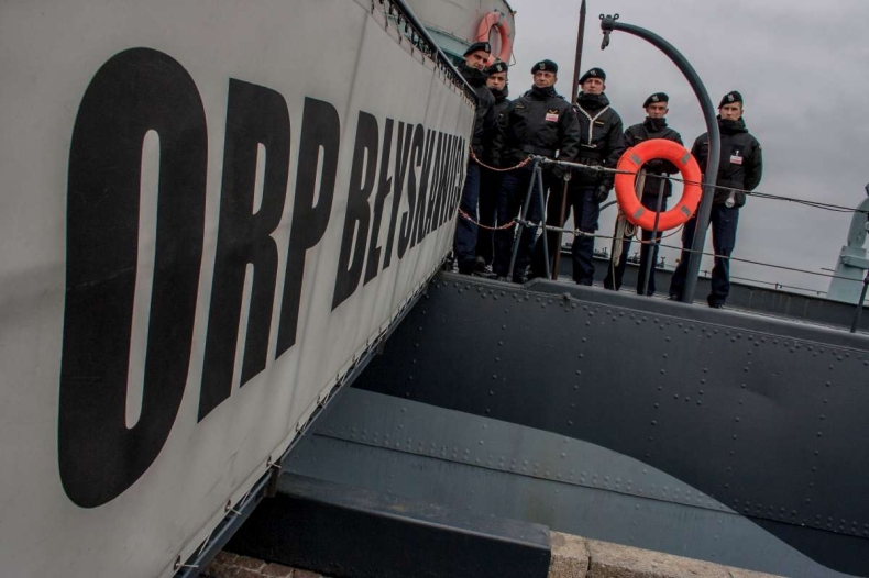 Gdyńscy marynarze uratowali tonącego mężczyznę - GospodarkaMorska.pl