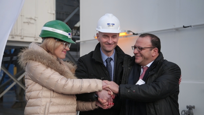 Stocznia Crist przekazała armatorowi olbrzymią barkę do budowania autostrady morskiej - GospodarkaMorska.pl